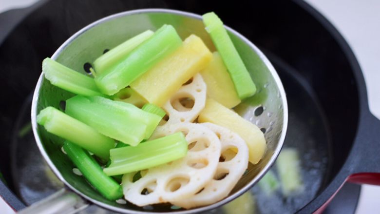麻辣香锅,把土豆和莴苣,芹菜和藕片先焯水至熟捞出。