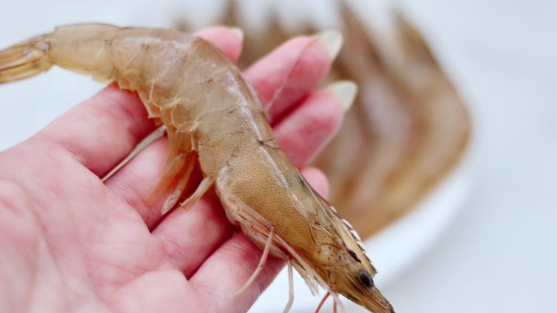 麻辣香锅,把海虾去虾线和虾须。