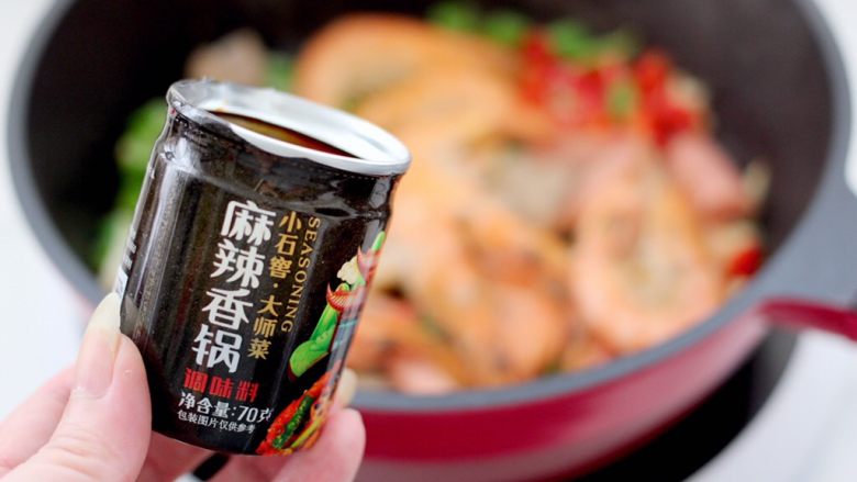 麻辣香锅,这个时候倒入1罐小石窖麻辣香锅调料,大火快速翻炒均匀。