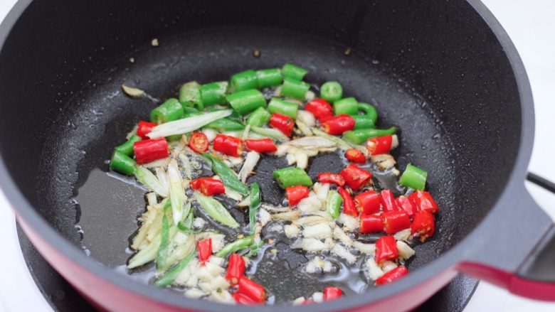 麻辣香锅,油锅烧热先爆香葱姜蒜末,青红尖椒。