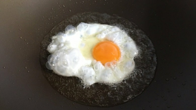 雪菜肉丝面,锅内热油,煎<a style='color:red;display:inline-block;' href='/shicai/ 9'>鸡蛋</a>,煎的时候记得放几颗盐哦