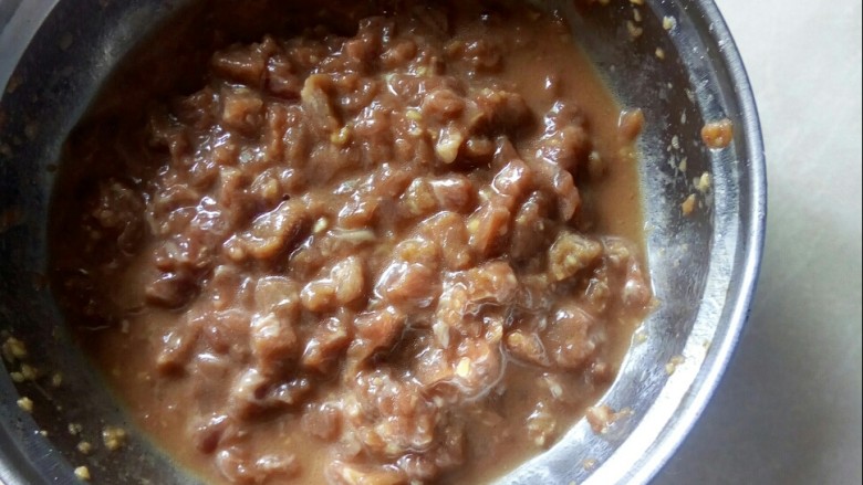 酸豆角炒肉末,鲜<a style='color:red;display:inline-block;' href='/shicai/ 216'>牛肉</a>切粒,加盐、料酒、老姜码味后,加调和油、啤酒和淀粉拌匀备用。