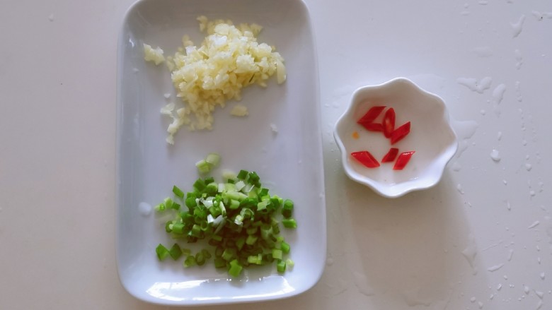 糖醋莲藕,葱蒜切碎, <a style='color:red;display:inline-block;' href='/shicai/ 3446'>红尖椒</a>切圈。
