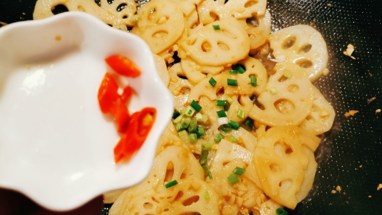 糖醋莲藕,放入红尖椒,关火