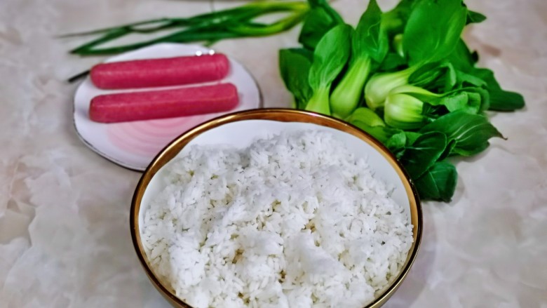 青菜炒饭,准备食材。