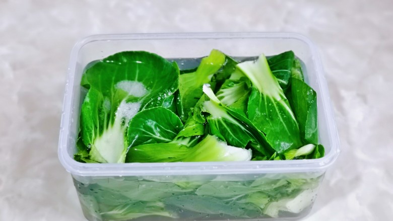 青菜炒饭,<a style='color:red;display:inline-block;' href='/shicai/ 3517'>青菜</a>去根,冲洗干净盐水泡10分钟。