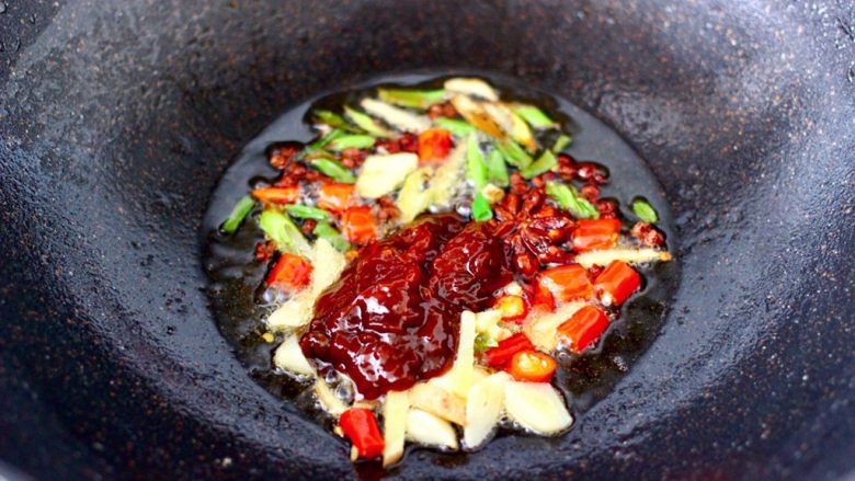 鲅鱼焖八爪蛸,这个时候大火爆香葱姜蒜和小米辣,加入<a style='color:red;display:inline-block;' href='/shicai/ 4510'>黄豆酱</a>。