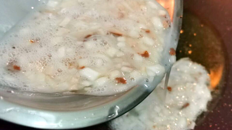 西兰花炒鸡蛋,锅中放油,倒入蛋白杏鲍菇