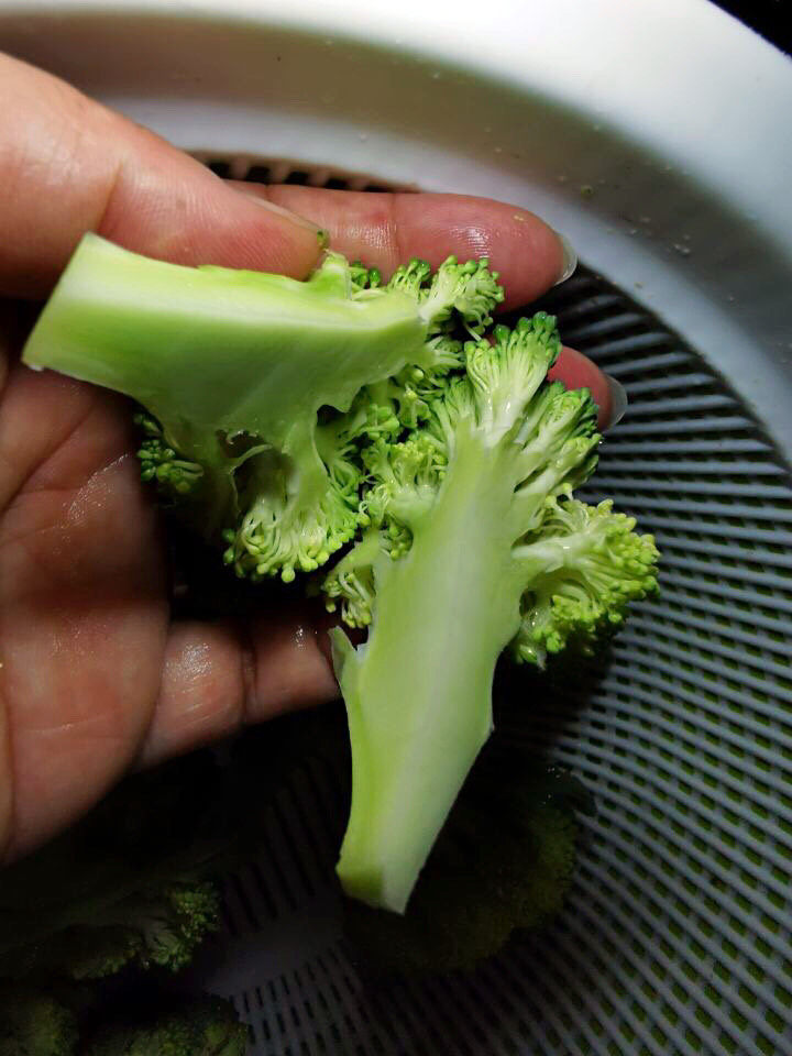 西兰花炒鸡蛋,浸泡后冲洗干净,拆成小块