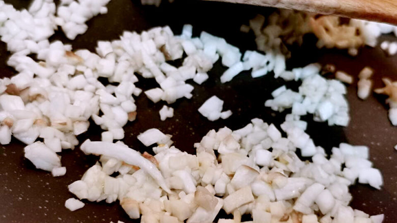 西兰花炒鸡蛋,煸至出香,加少许盐