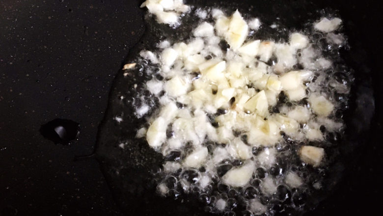 蒜泥木耳菜,下入一半的蒜末,炒出香味儿。