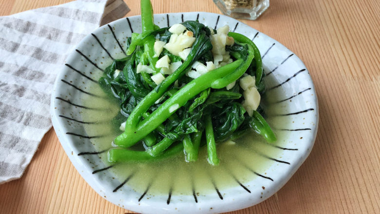 蒜泥木耳菜,蒜泥木耳菜,爽滑、咸鲜、脆嫩,蒜香味儿浓郁,晚餐我只吃它了,即饱腹又不怕长肉肉哦!