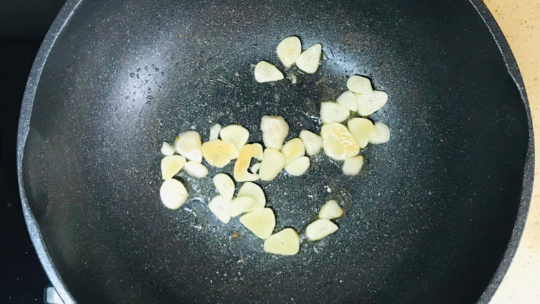 蒜泥木耳菜,加入大蒜瓣,煸炒出蒜香