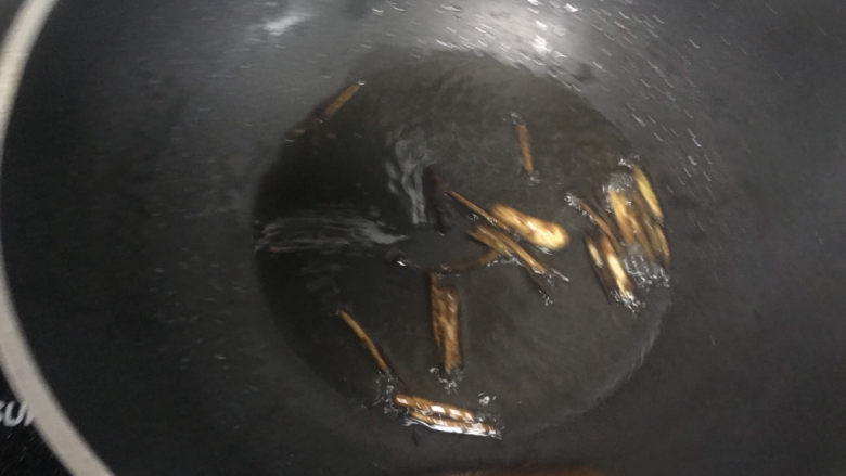 猪油拌面,炸至葱白表面微焦,呈棕色,关火