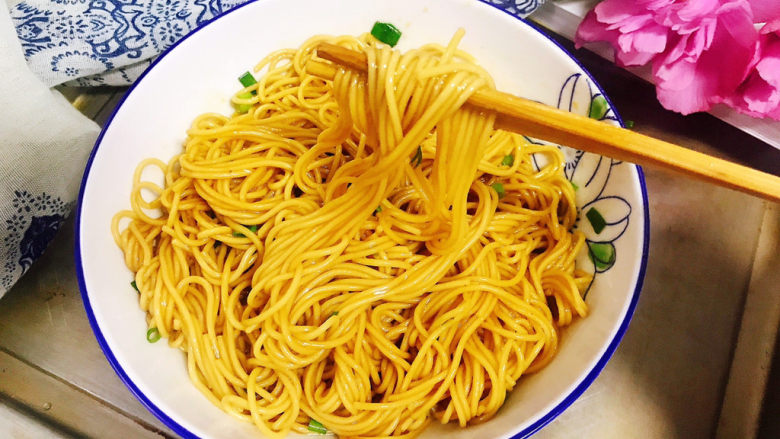 猪油拌面,盛入碗中可以开吃了,太香了