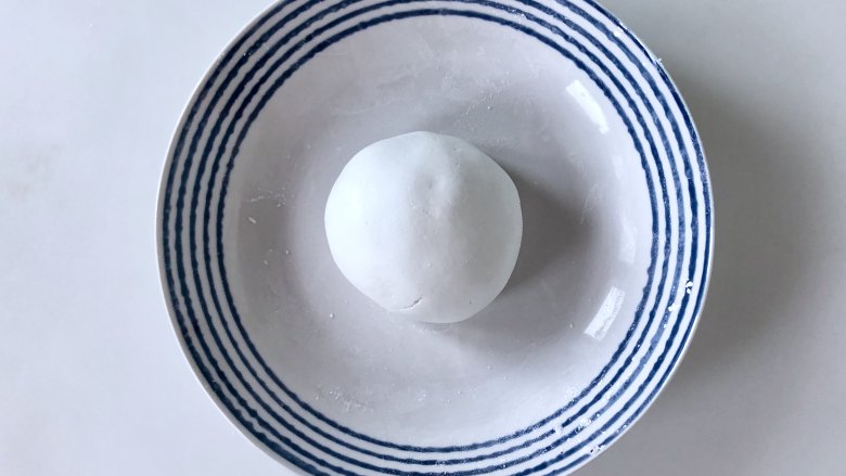 红枣糯米“心太软”，枣香浓郁，甜甜糯糯,揉到软硬适中且不粘手的状态即可。