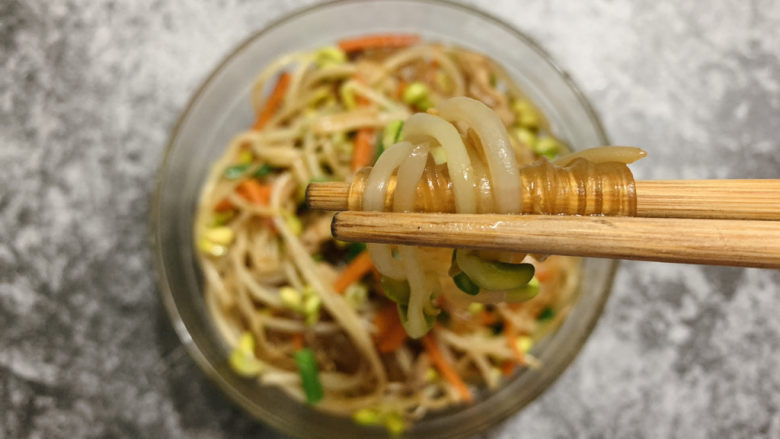 豆芽炒粉条,韧性有弹的粉条中,夹杂着脆脆的豆芽,口感棒棒的~