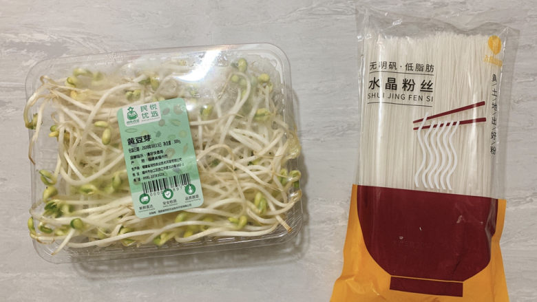 豆芽炒粉条,食材如图,所示示意。粉丝按个人适量酌情添加。