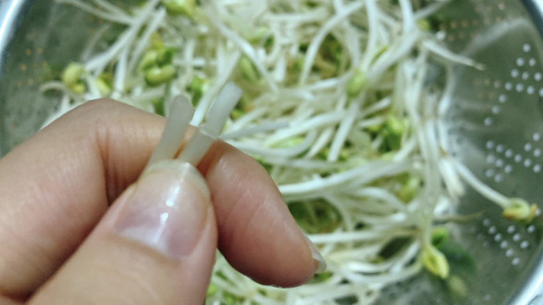 豆芽炒粉条,有耐心的小伙伴,可以把豆芽根部细丝折去。
