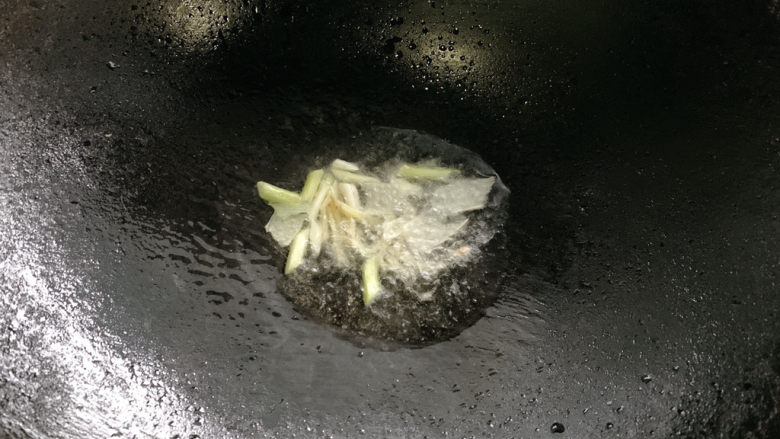 豆芽炒粉条,锅烧热油,中火加入姜丝、葱白爆香。