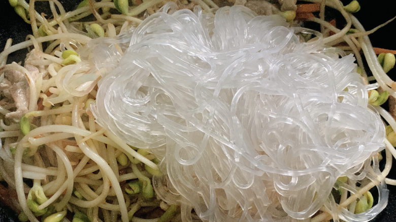 豆芽炒粉条,加入锅中,中火翻炒均匀。
