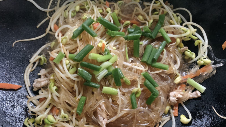 豆芽炒粉条,最后加入葱段,翻炒出锅。