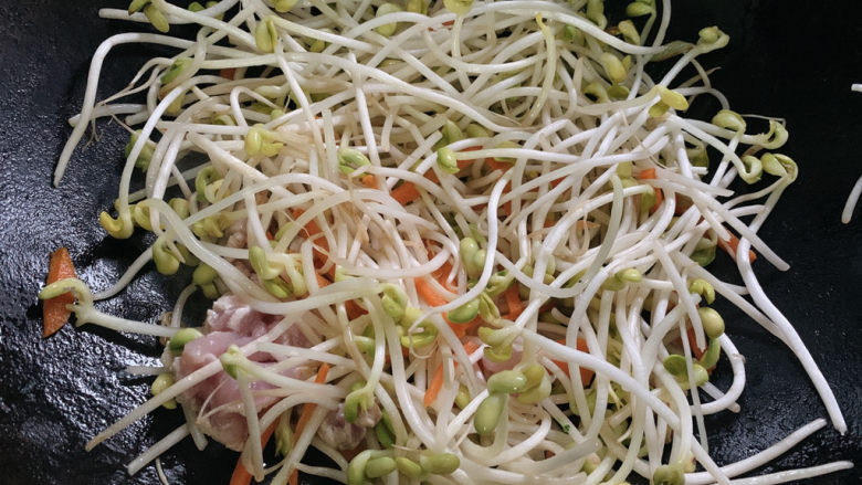 豆芽炒粉条,加入黄豆芽,并转大火炒出豆芽水分,让其变软。