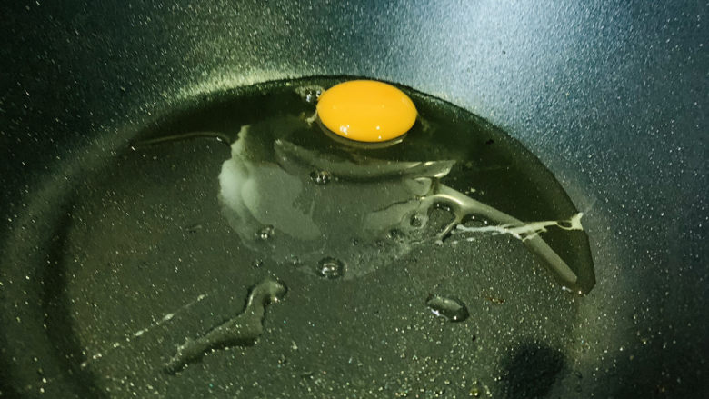 西兰花炒鸡蛋,锅加热,打入鸡蛋