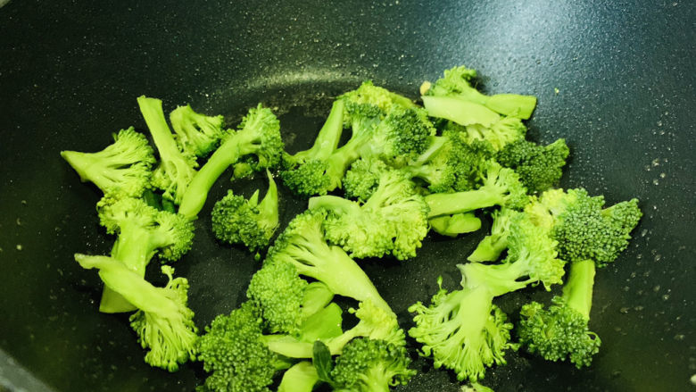 西兰花炒鸡蛋,锅加食用油,倒入西蓝花