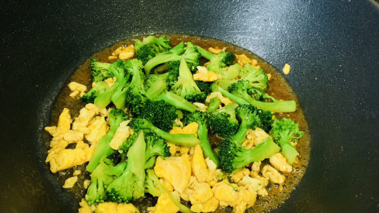 西兰花炒鸡蛋,稍微收汁,起锅