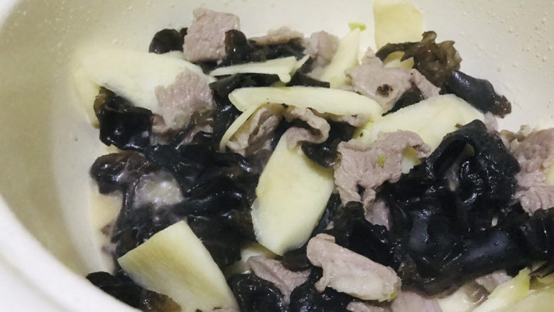 茭白木耳炒肉,翻炒一下,加温水煮5分钟左右
