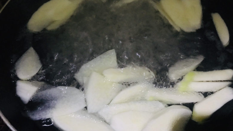 茭白木耳炒肉,把茭白焯水2分钟左右,捞起备用