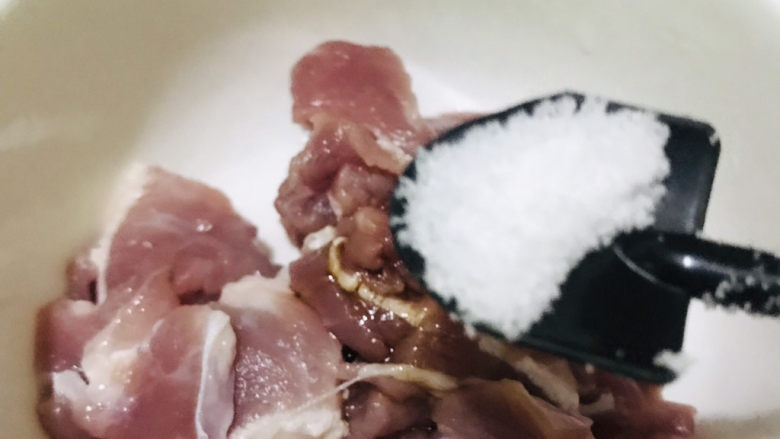 茭白木耳炒肉,放1⃣️小勺盐,腌制10分钟左右