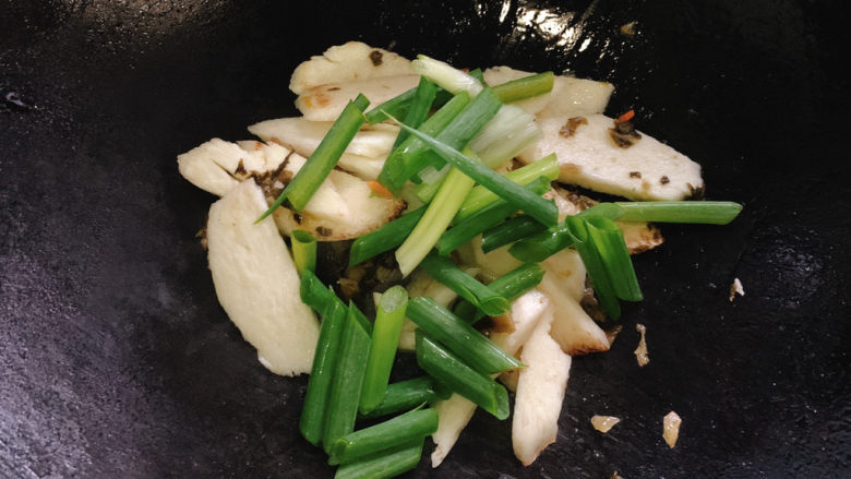 清炒茭白,因为糟菜类似咸菜一般,已经有咸味了,没有另外加调料,直接加葱段翻炒。