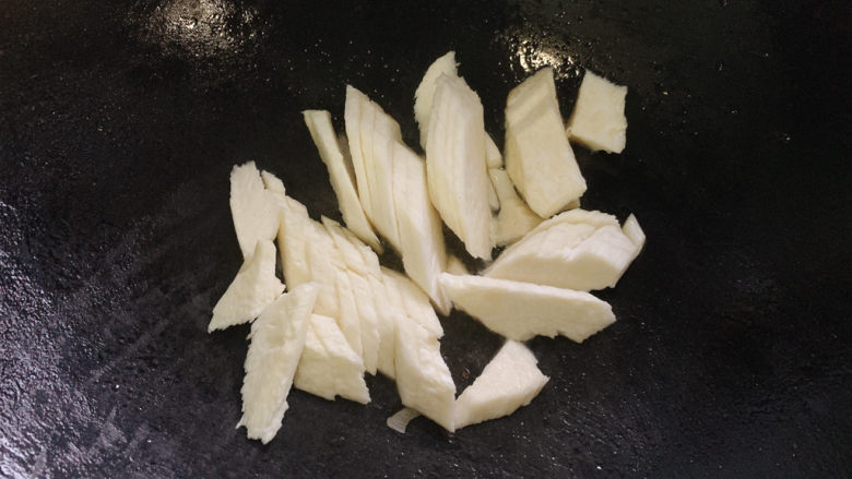 清炒茭白,加入茭白翻炒,加少许水,上盖焖一会儿。