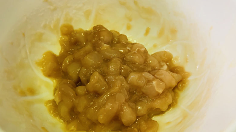 酸豆角炒肉末,搅拌均匀,腌制十分钟