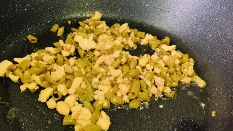 酸豆角炒肉末,肉沫变色,就可以起锅