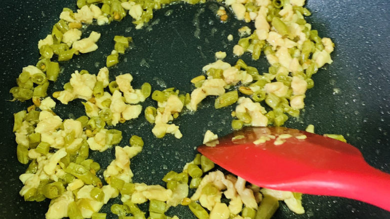 酸豆角炒肉末,中火,翻炒