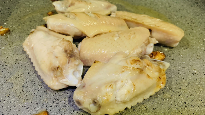 蒜香鸡翅,翻另一面,继续煎金黄