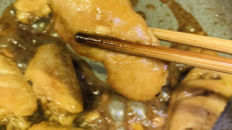 蒜香鸡翅,收汁,夹起