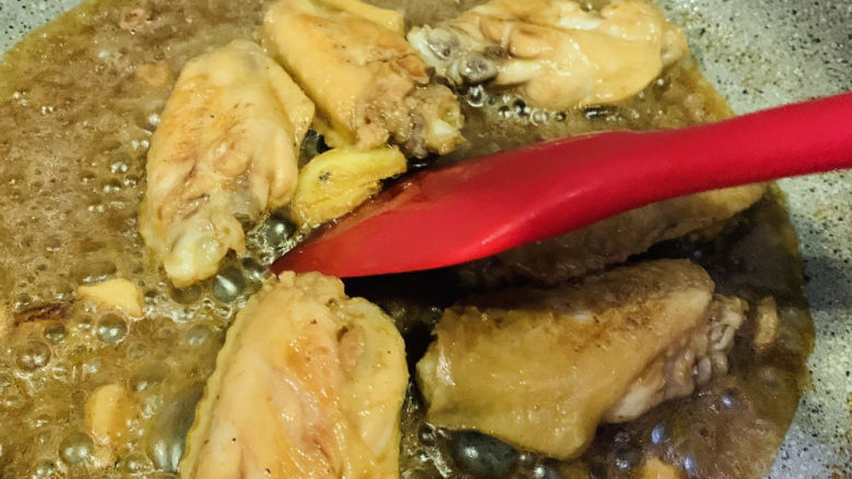 蒜香鸡翅,继续焖煮,过程中翻拌下