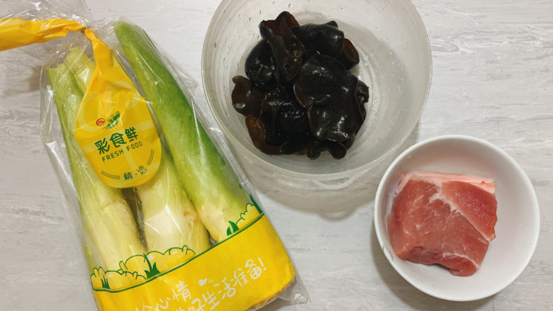 茭白木耳炒肉,食材如图，所示示意。