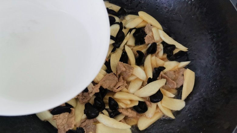 茭白木耳炒肉,烧好加入少许<a style='color:red;display:inline-block;' href='/shicai/ 717'>味精</a>,倒入水淀粉勾芡