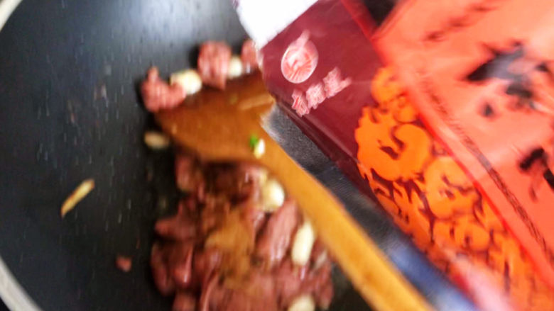 莴笋炒牛肉,加入适量的<a style='color:red;display:inline-block;' href='/shicai/ 744'>五香粉</a>翻炒均匀