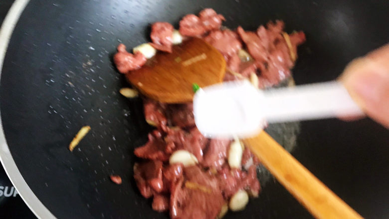 莴笋炒牛肉,加入少许盐