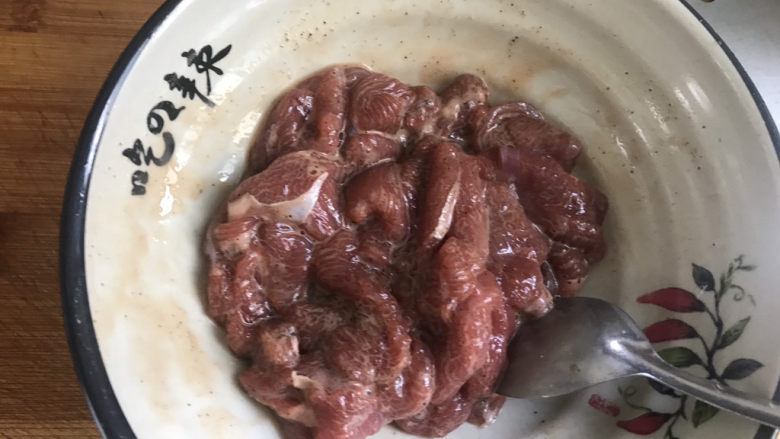 莴笋炒牛肉,抓拌均匀腌制半小时