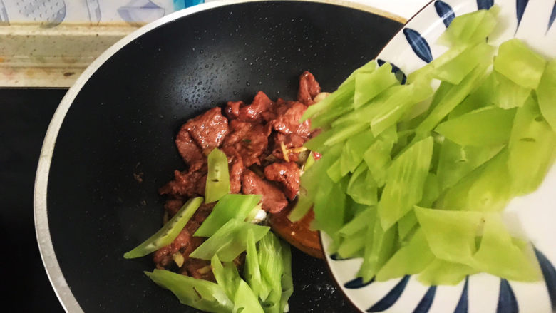 莴笋炒牛肉,下入莴笋翻炒