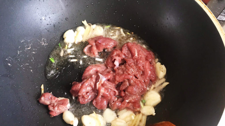 莴笋炒牛肉,下入牛肉翻炒