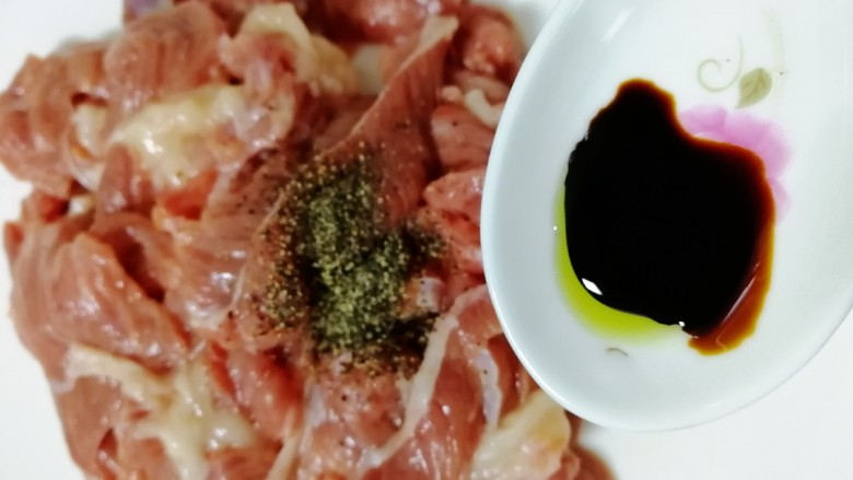 莴笋炒牛肉,放入黑胡椒入味,<a style='color:red;display:inline-block;' href='/shicai/ 762'>老抽</a>上色,拌匀。