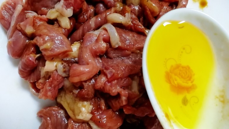 莴笋炒牛肉,半汤匙油,拌匀,油的包裹减少牛肉水份蒸发,炒的时候也不粘锅。